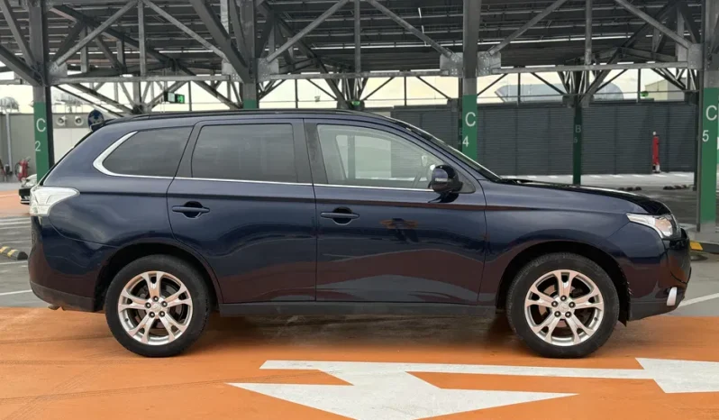 
								Mitsubishi Outlander full									